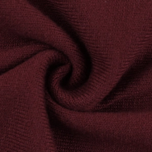Primer plano del tejido de punto rojo vino que muestra ondas suaves y detalles de hilo