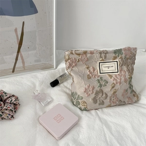 Détail de la trousse de maquillage en jacquard fleuri avec étiquette Pleasant Time vintage