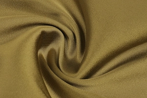 Dettaglio del tessuto a maglia a coste verde oliva e del materiale plissettato elegante
