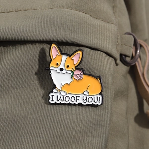 Grappige Corgi emaille speld met tekst 'I WOOF YOU!' op legergroene canvas tas