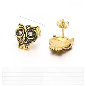 Vue macro des boucles d'oreilles hibou en acier doré avec strass et dimensions 14x13mm