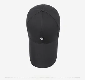Vue de dessus d'une casquette de baseball noire en tissu ananas avec logo X en métal argenté