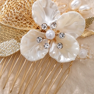 Peigne à cheveux fleur dorée élégant avec perles, cristaux et feuilles en métal doré