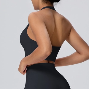 Dettaglio del reggiseno yoga nero con design a schiena scoperta per fitness e corsa