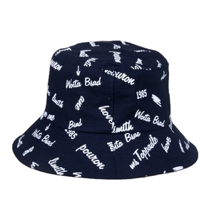Bob en coton bleu marine avec imprimés typographiques blancs pour protection solaire