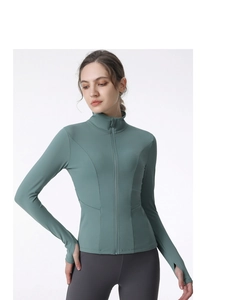 Détail d'une veste de yoga gris-vert avec passe-pouces et col montant à fermeture éclair