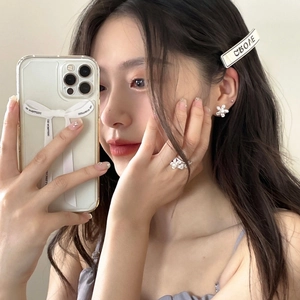 Floral pearl jewelry set with white flower ring, earrings and CBONE hair clip on model