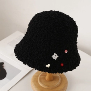 Chapeau bob en peluche noire pour femme avec broche chat mignonne et texture chaude