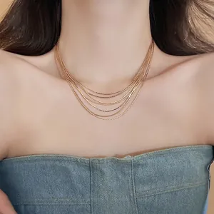 Minimalistische vergoldete mehrlagige Halskette für Damen am Hals getragen