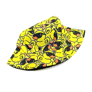 Vista dall'alto del cappello a secchiello giallo con motivi di papere in tela di cotone