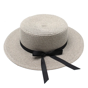 Détail du chapeau canotier montrant le tissage fin de la paille et le ruban gros-grain