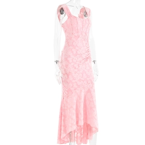 Dettaglio dell'abito a sirena rosa con trama jacquard floreale e balze raffinate
