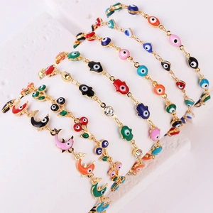 Bracciali placcati oro con ciondoli smaltati colorati a forma di Hamsa e Evil Eye