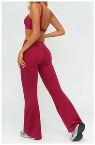 Dettaglio del completo da yoga bordeaux con top incrociato e leggings a campana