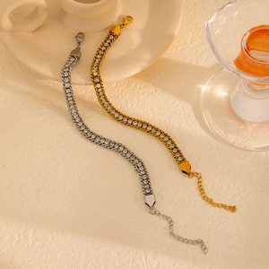 Détails de bracelets en acier inoxydable doré et argenté ornés de zircons ronds brillants