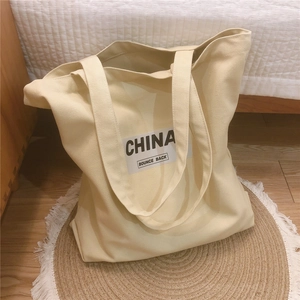 Détail du sac cabas en toile kaki épaisse avec imprimé noir CHINA et BOUNCE BACK