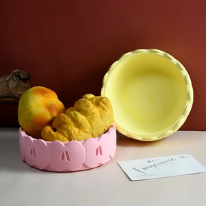 Vassoi portaoggetti in resina con bordi a cuore nei colori rosa e giallo pastello