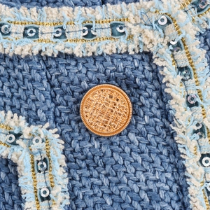 Französisches Tweed-Kleid mit Goldknöpfen und schimmernden Paillettenfransen-Details