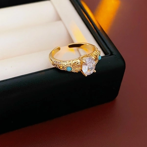 Vue macro d'une bague vintage plaquée or 18k avec zircon ovale et billes turquoise