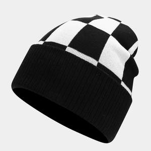 Gros plan du bonnet en tricot à damier noir et blanc avec large revers côtelé pour l'hiver