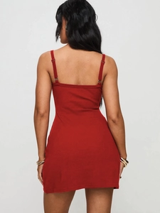Vue détaillée de la coupe du dos et du tissu côtelé d'une mini robe rouge Y2K