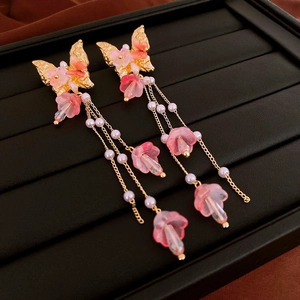 Boucles d'oreilles papillon dorées avec pampilles, fleurs roses et perles nacrées