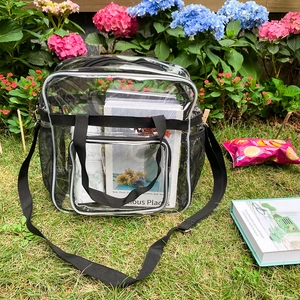 Transparente PVC-Stadiontasche mit schwarzen Gurten und Netztaschen auf grünem Rasen