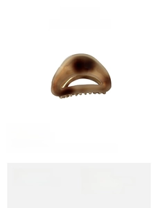 Detail view of amber textured acetate hair claw clip showing 6x4x4cm dimensions and alloy base