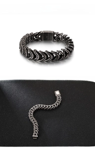 Dettaglio del bracciale da uomo in acciaio inossidabile 316L con maglie a scaglie