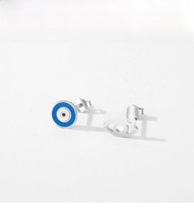 Détail de boucles d'oreilles asymétriques en argent s925 avec oeil bleu émaillé et cils