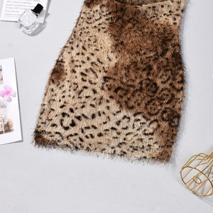 Détail de la texture du tissu léopard en fausse fourrure avec accessoires de mode