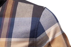 Gros plan détaillé du tissu de chemise à carreaux montrant les coutures et la texture