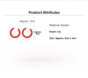 Détail de boucles d'oreilles créoles en acrylique rouge, poids 4,9g et taille 4cm x 3cm
