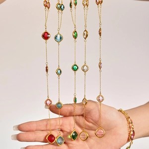 Collana lunga in acciaio inossidabile 18k con ciondoli geometrici in vetro colorato
