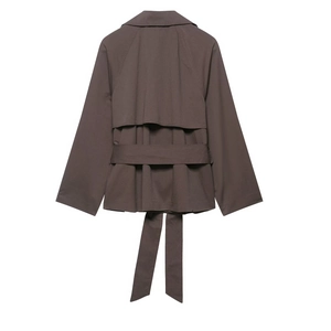 Rückansicht eines braunen kurzen Damen-Trenchcoats mit verstellbarem Taillengürtel