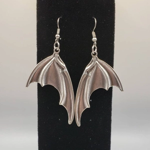 Boucles d'oreilles gothiques ailes de chauve-souris argentées pour costume d'Halloween