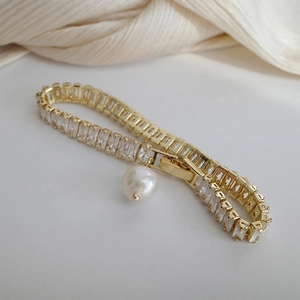 Bracelet Élégant Doré Pour Femmes Avec Zircon Clair Rectangulaire Et Pendentif Künstliche Perle D'imitation Ronde Bijoux De Luxe Rétro