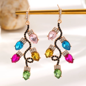 Macro de boucles d'oreilles ampoules colorées avec pierres précieuses sur crochets dorés