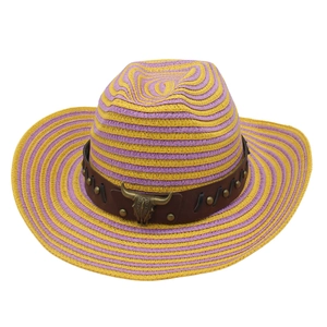 Détail d'un chapeau de paille rayé avec bande en cuir et boucle de tête de taureau en bronze