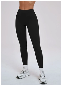 Détail de legging de yoga taille haute avec ceinture croisée en V et tissu mat doux
