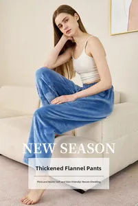Détail d'un pantalon de pyjama en flanelle bleue épaisse avec texture douce sur canapé