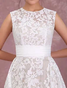 Elegantes ärmelloses weißes Spitzen-Abendkleid mit Blumenmuster und Satin-Gürtel
