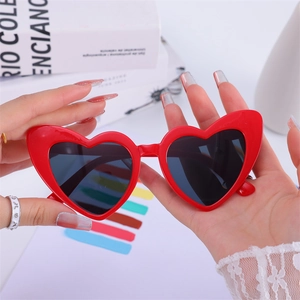 Occhiali Da Sole A Forma Di Cuore Retro Y2K Moda Protezione UV Occhiali Da Festa Per Donne Uomini Montatura In Plastica Lenti AC