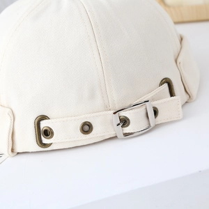 Bonnet docker enfant blanc cassé avec sangle réglable et boucle métallique à l'arrière