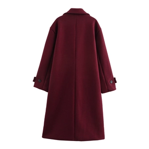 Vista posteriore del cappotto di lana bordeaux con silhouette dritta e cucitura sul retro