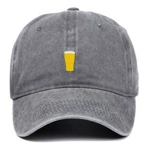 Casquette de baseball grise délavée avec broderie de chope de bière jaune sur le devant