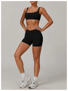 Détail de l'ensemble de sport noir 2 pièces avec short taille V et brassière