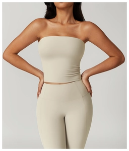 Détail de l'ensemble brassière tube beige extensible et legging sport à taille haute