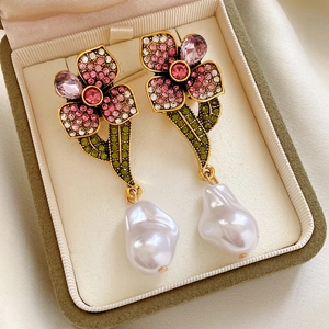 Macro de boucles d'oreilles vintage fleurs avec cristaux et perles baroques en boîte