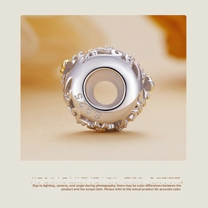 Makroaufnahme von S925 Sterlingsilber Hohlblumen-Charm mit Goldakzenten und S925-Stempel